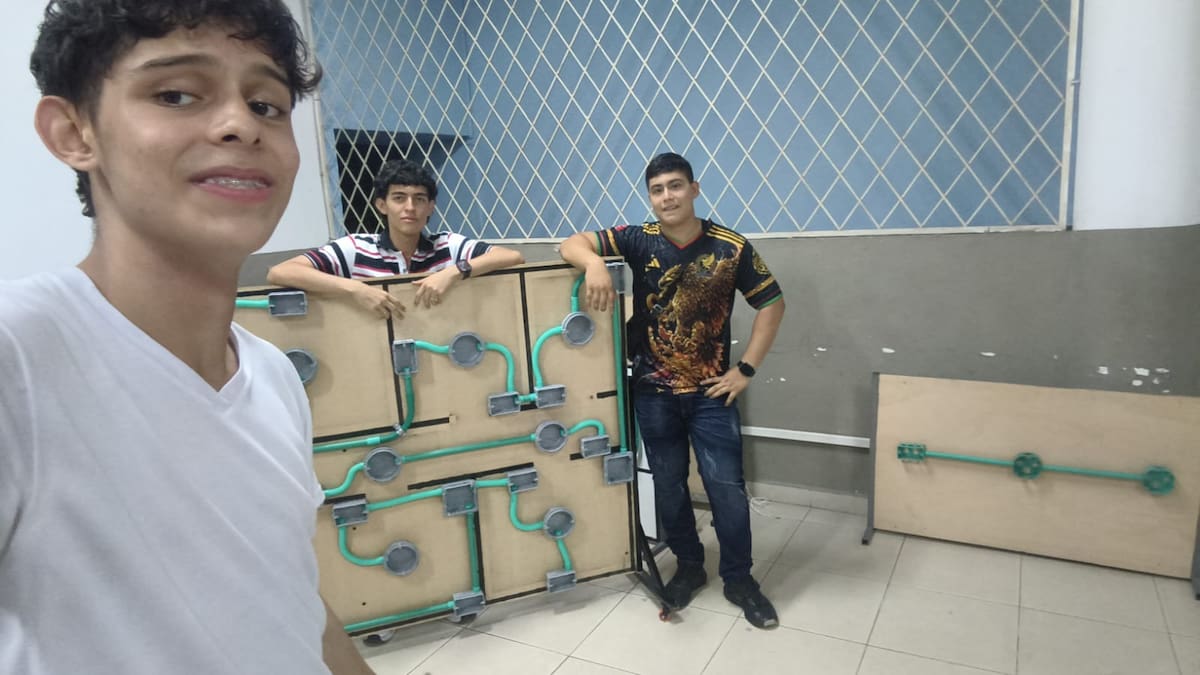 Ellos, estudiantes del Colegio Salesiano, diseñaron un prototipo de casa inteligente.