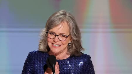 Sally Field hace historia en los Emmy y se convierte en la actriz más longeva en ganar el premio
