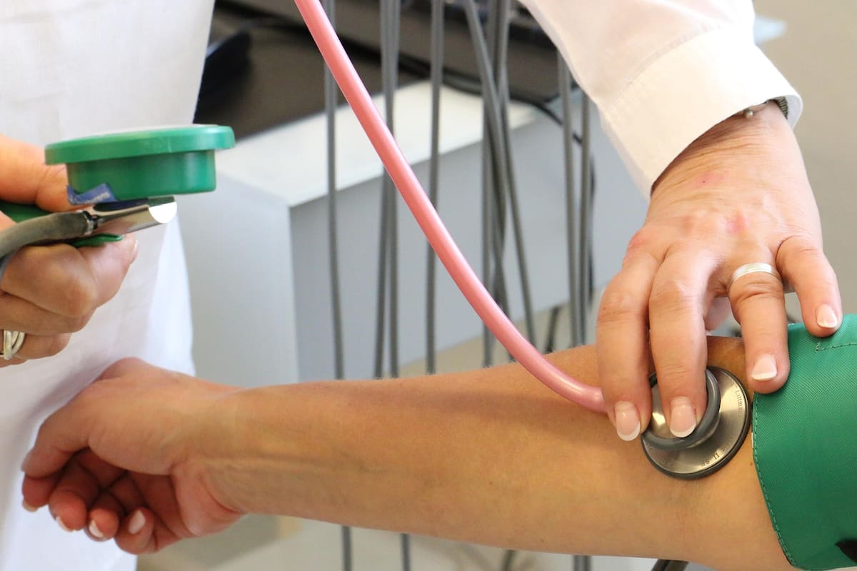 La enfermería es el corazón de la salud, pero enfrenta brechas estructurales. Desde la falta de personal en zonas rurales hasta la necesidad de formación internacional.