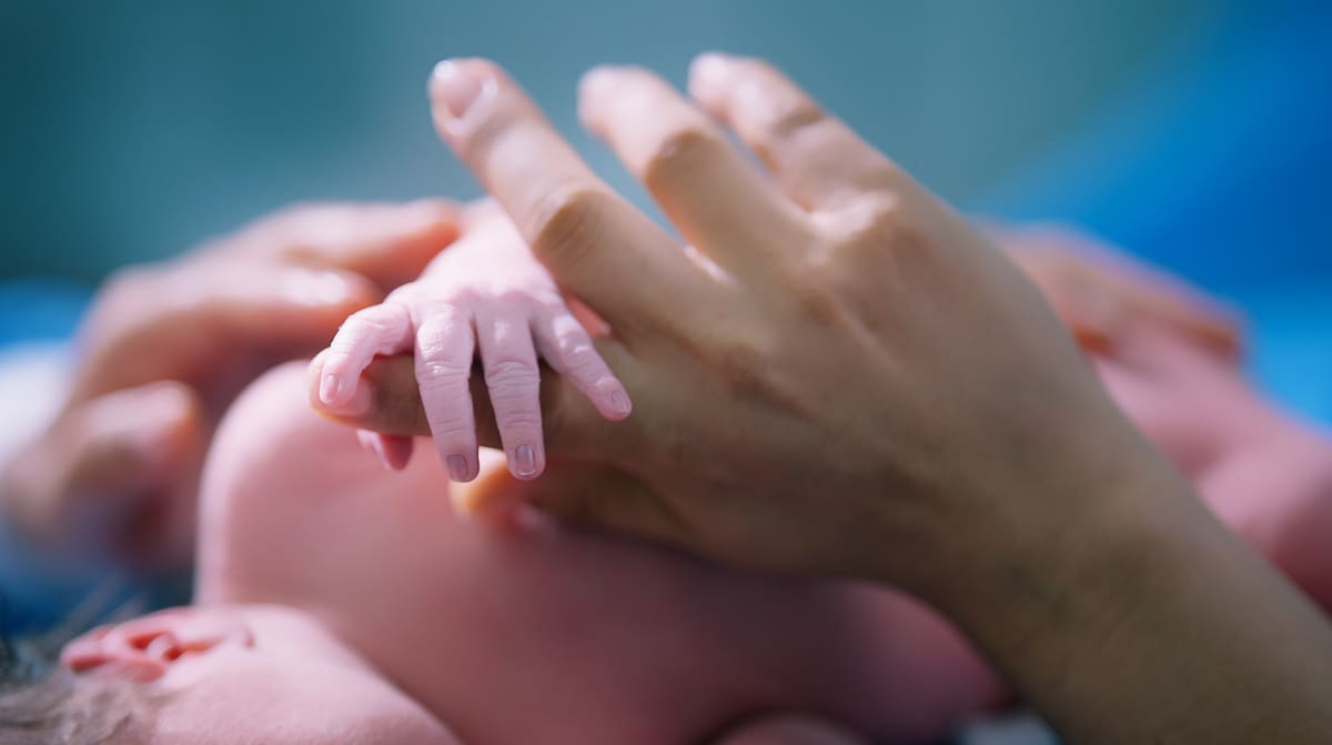 Una diminuta manita se entrelaza con la de su madre, símbolo de vida y esperanza. Esta es una escena, captada en la Clínica Foscal, que sigue latiendo por la atención materno-infantil en el corazón del nororiente colombiano.