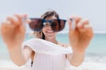 Pantallas, sol y miopía: Lo que debe saber para proteger sus ojos este fin de año