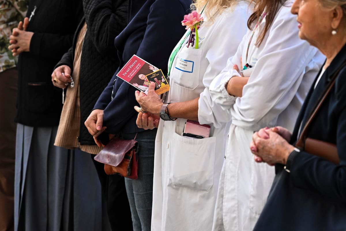 El papa León XIV muestra una evolución favorable tras la cirugía pulmonar, según el último informe del Vaticano.