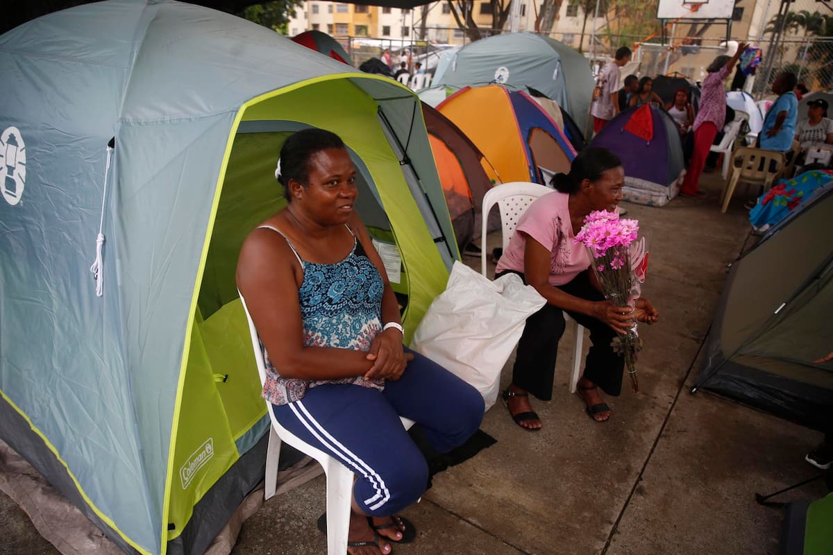 Personas permanecen en carpas frente a los edificios Chiminangos, los cuales presentan fallas estructurales y riesgo de colapso tras el terremoto de magnitud 7,4 ocurrido hace una semana, este lunes en Cali (Colombia). Foto: EFE.