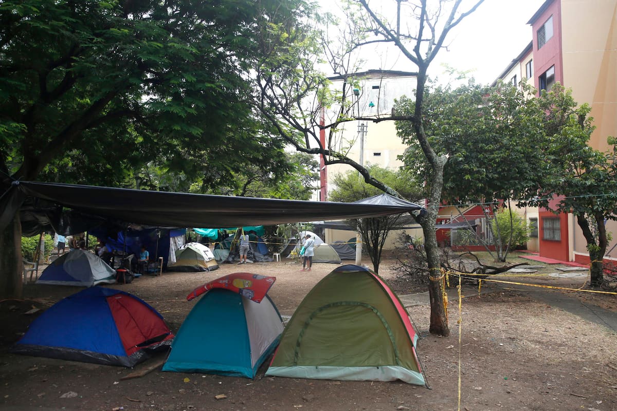Personas permanecen en carpas frente a los edificios Chiminangos, los cuales presentan fallas estructurales y riesgo de colapso tras el terremoto de magnitud 7,4 ocurrido hace una semana en Cali (Colombia). EFE/ Ernesto Guzmán