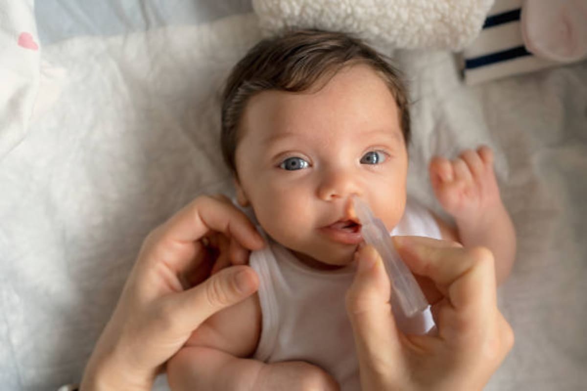 La higiene nasal no sustituye la valoración médica. Si un bebé presenta dificultad importante para respirar, problemas persistentes para alimentarse, pausas respiratorias o cualquier signo de alarma, debe recibir atención pediátrica.