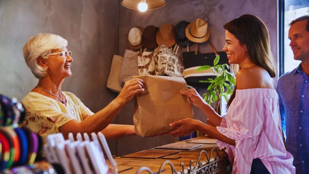 Qué quiere decir que una persona siempre salude cuando entra a una tienda, según la psicología.