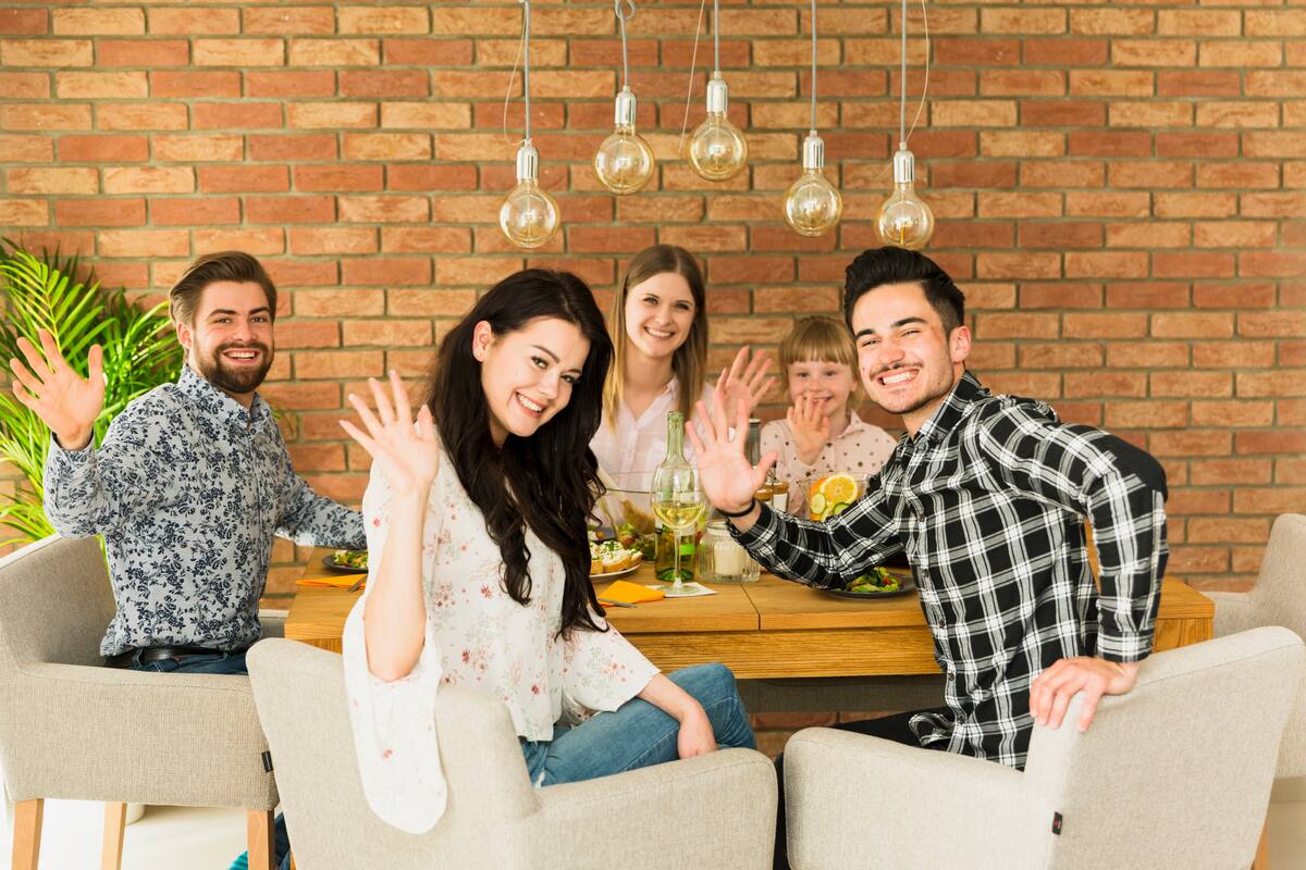A diferencia de “buenos días”, la forma “buen día” se utiliza frecuentemente en América no solo para saludar al llegar, sino también como una fórmula de despedida (ej: “¡Que tengas un buen día!”).