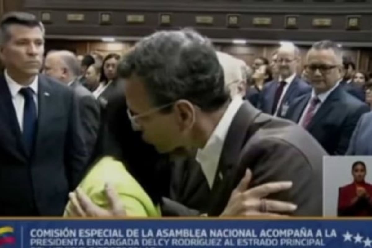 Un gesto inesperado y polémico: Delcy Rodríguez y Henrique Capriles se saludan con un beso.