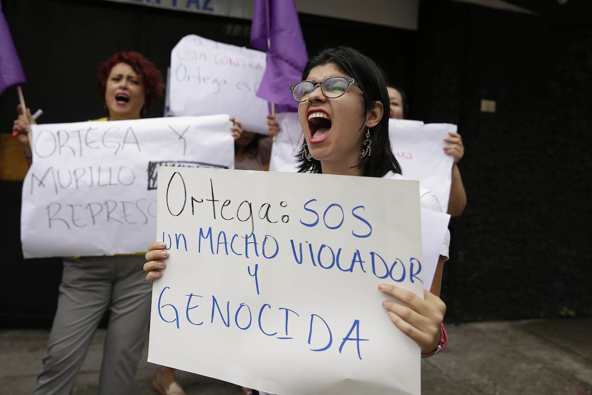 ES2002. SAN SALVADOR (EL SALVADOR), 16/10/2018- Feministas salvadoreñas integrantes del Colectivo Feminista Ni Una Menos se manifiestan hoy, martes 16 de octubre de 2018, en la Embajada de Nicaragua, en San Salvador (El Salvador). El grupo de feministas exigió al presidente de Nicaragua, Daniel Ortega, que retome el diálogo en su país para solucionar la crisis sociopolítica que enfrenta y cese la represión contra mujeres, estudiantes y demás ciudadanía que piden la salida del mandatario centroamericano. EFE/Rodrigo Sura