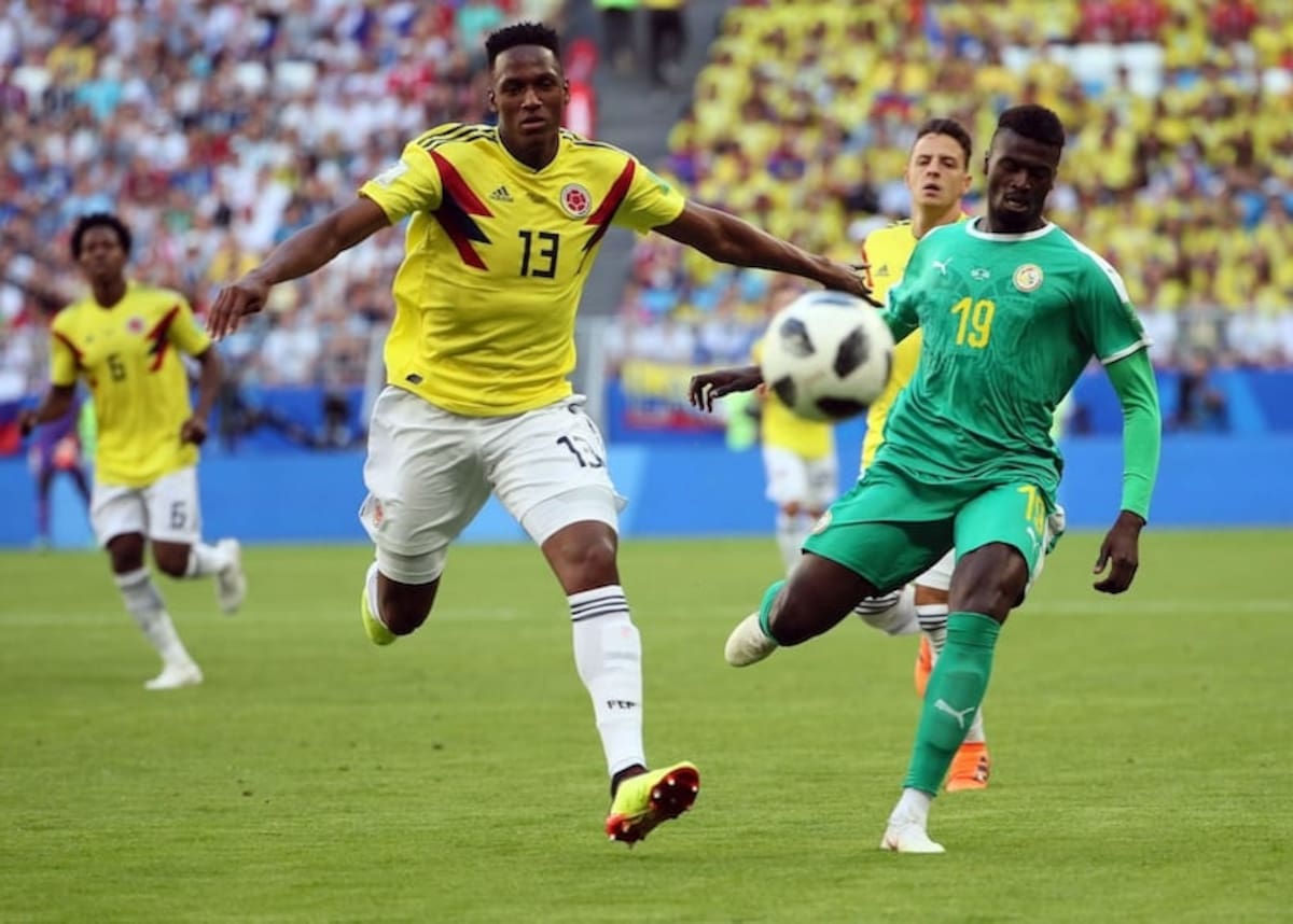 Samara (Russian Federation), 28/06/2018.- Yerry Mina de Colombia (L) disputa el balón con M'Baye Niang de Senegal. Foto: EFE