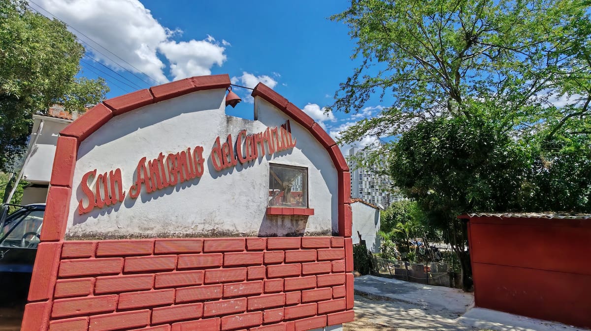 San Antonio del Carrizal, en la entrada de Girón junto al puente Antonia Santos, recibió a sus primeras familias el 17 de agosto de 1986. Su nombre viene de la vieja finca llena de carrizos donde se levantaron las casas. Foto: Marco Valencia/ Vanguardia.