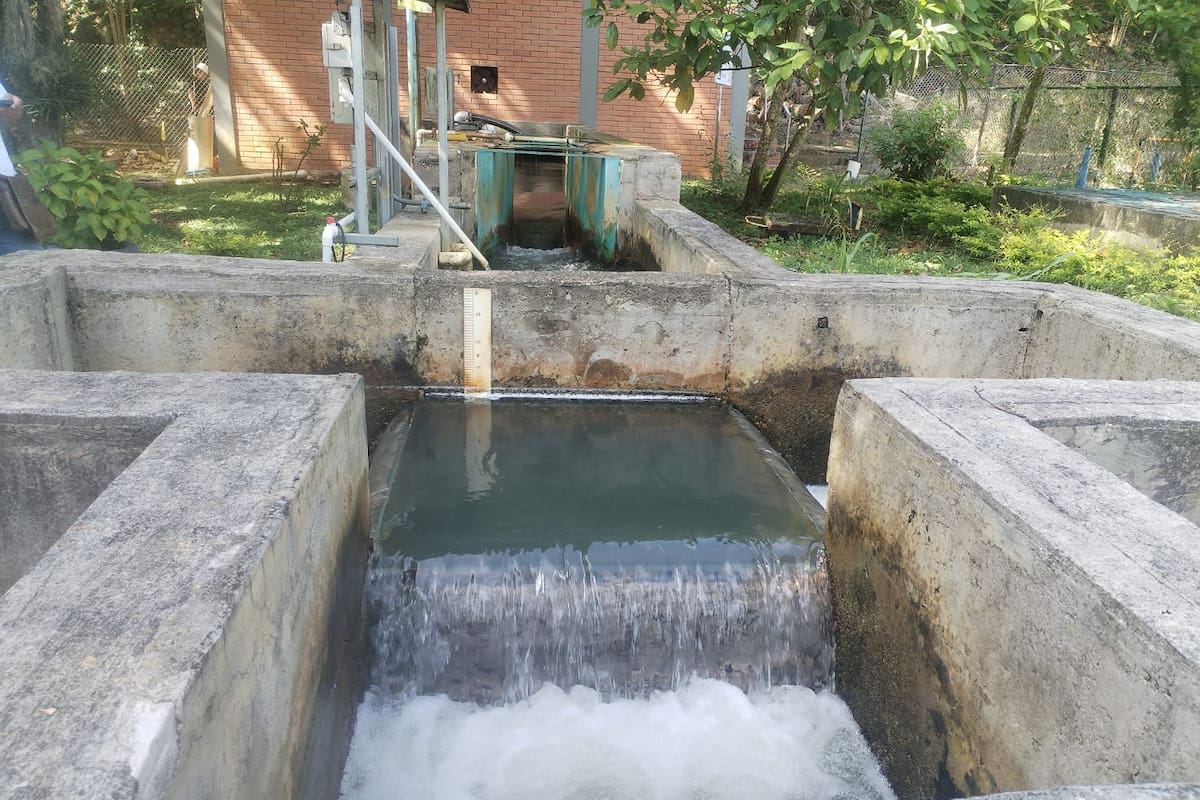 El agua para el municipio es captada de las quebrada Curití y Cuchicute.