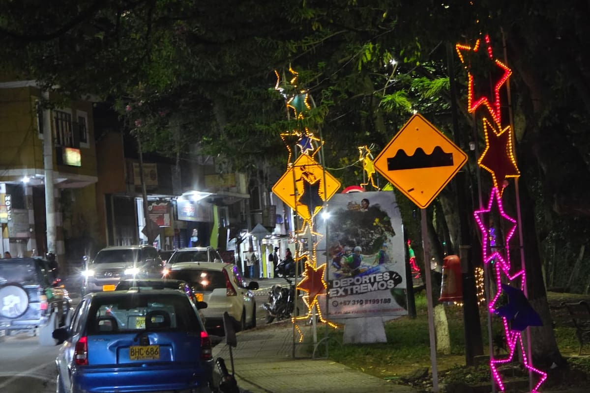 Las luces permanecen prendidas a la espera de ser retiradas por las autoridades municipales en los diferentes sectores.
