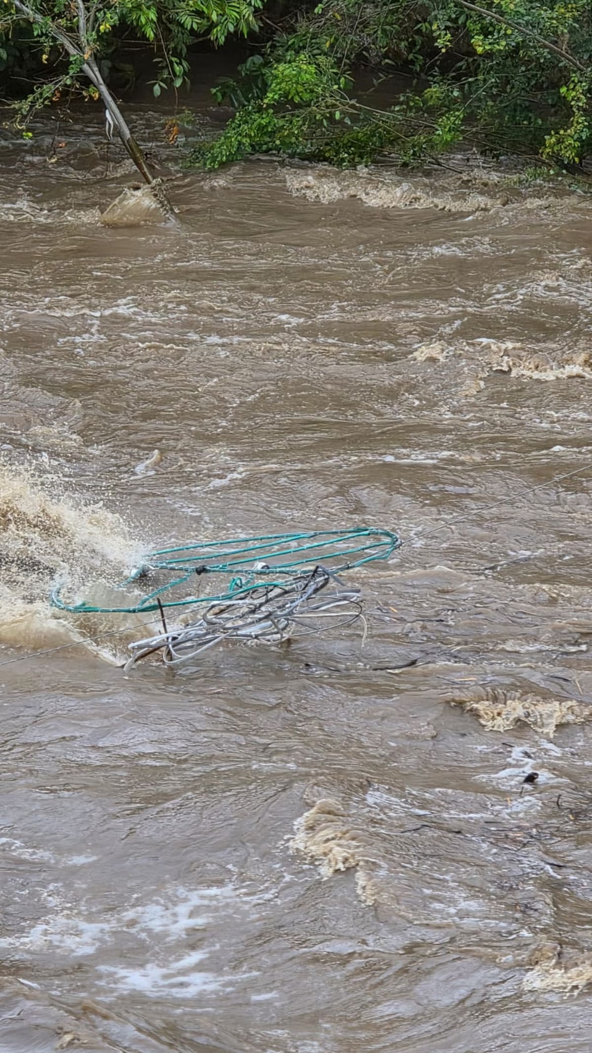 Las aguas del río Fonce se estaban llevando algunas de las decoraciones en la última creciente.