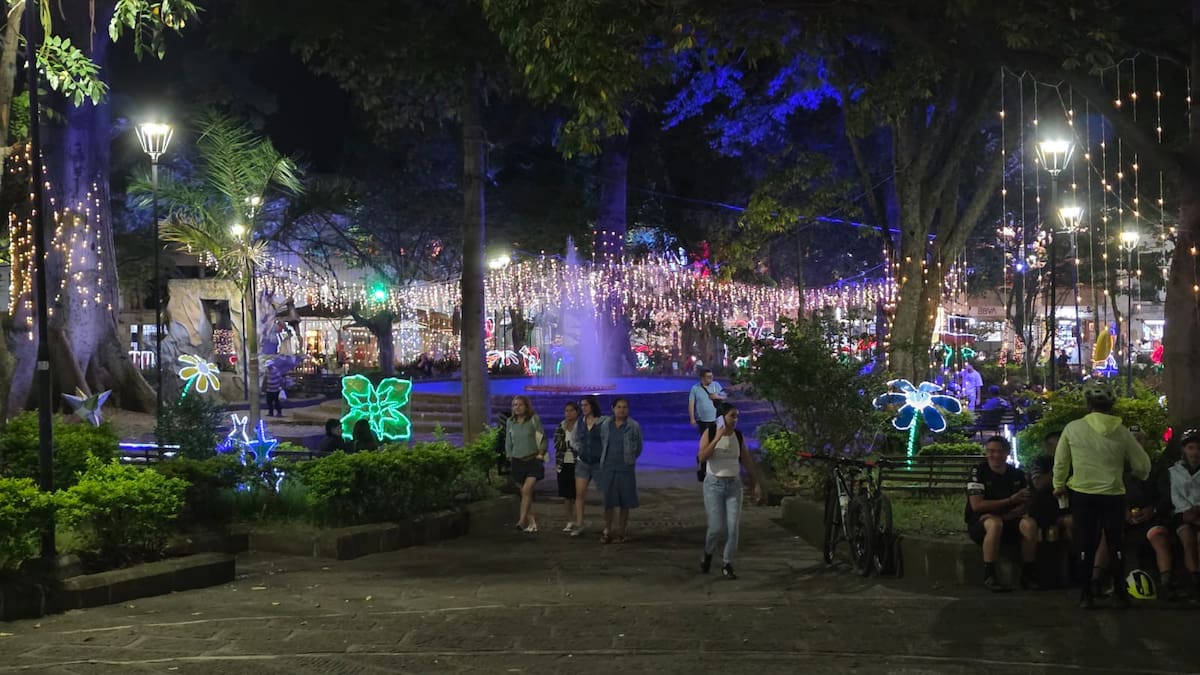 Las luces permanecen prendidas a la espera de ser retiradas por las autoridades municipales en los diferentes sectores.