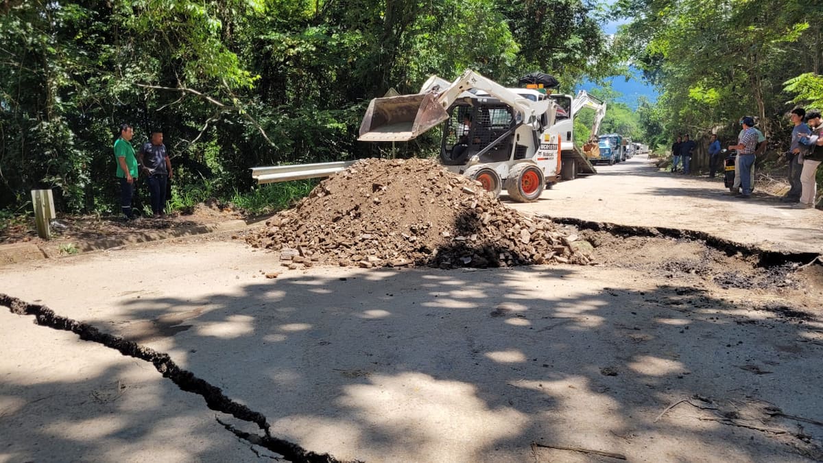 Ya hay maquinaria atendiendo la emergencia en la Vía San Vicente de Chucurí. (Foto: Franz Rey / VANGUARDIA)