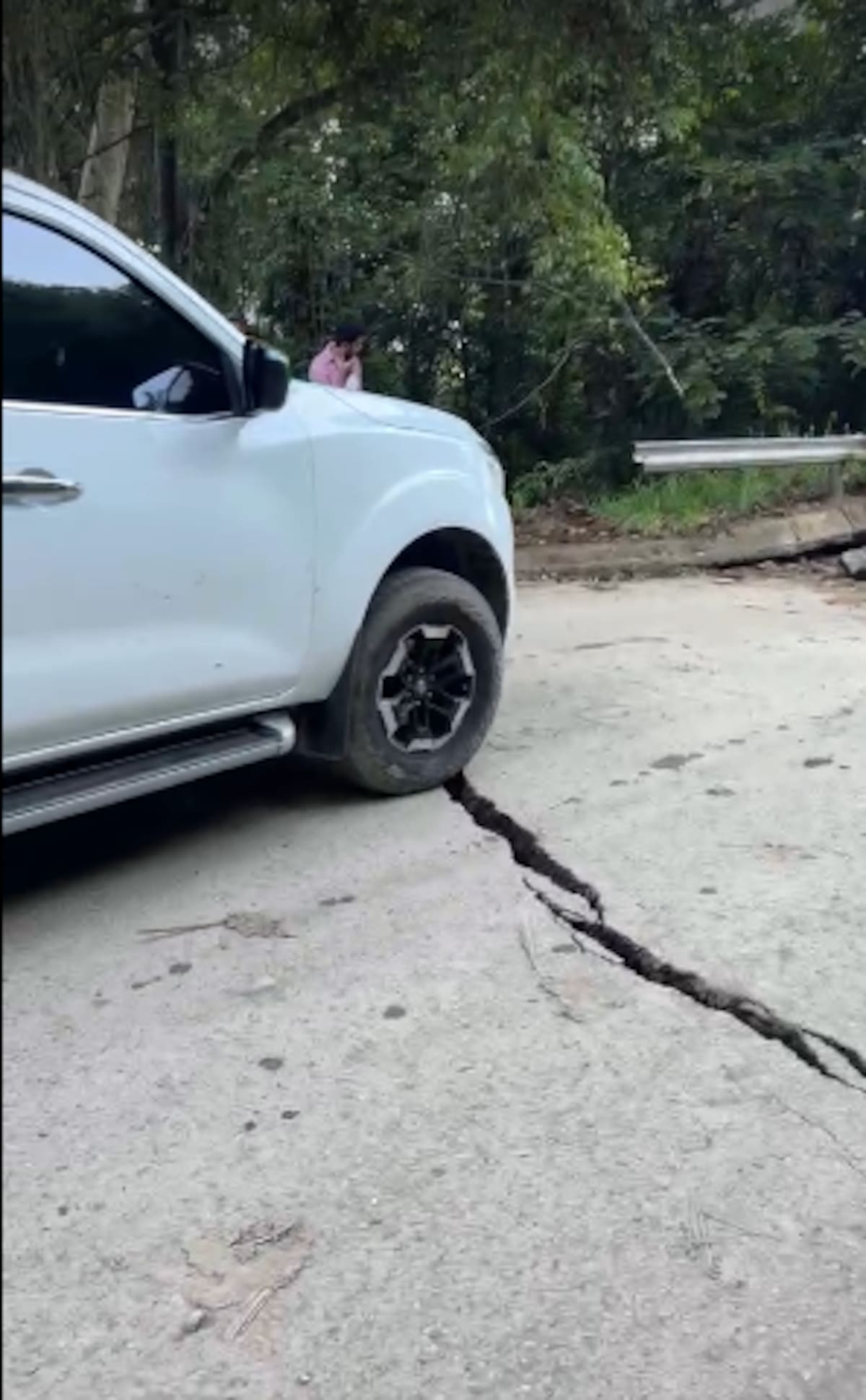 Las grietas en el pavimento son enormes.