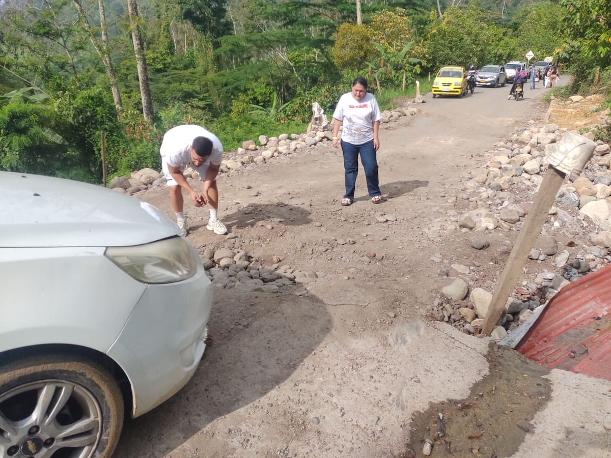 Los conductores sostienen que los desperfectos de la vía han afectado a sus vehículos. (Foto: Euclides Kilô Ardila / VANGUARDIA)
