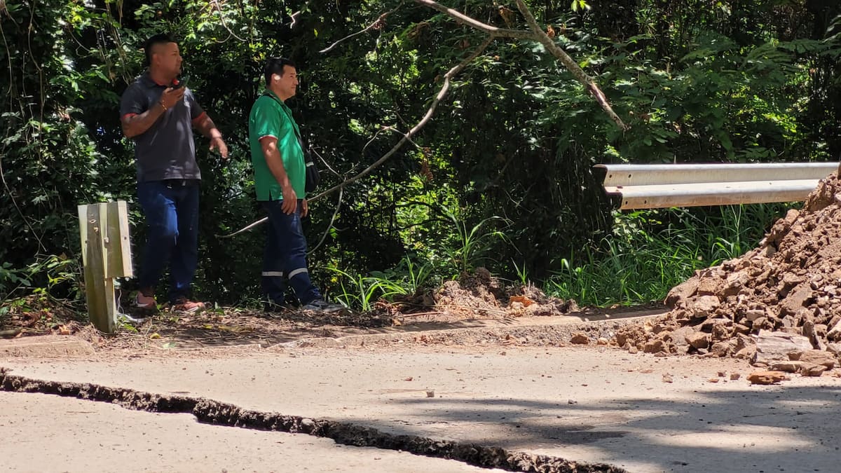 La vía se partió en dos. La remoción de tierra amaga con dejar incomunicado al municipio de San Vicente de Chucurí. (Foto: Franz Rey / VANGUARDIA)