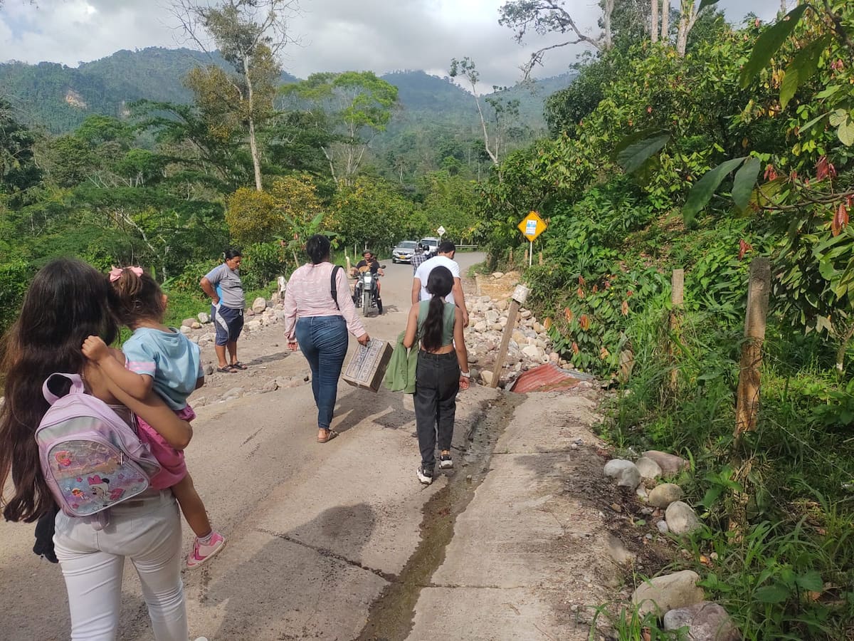 En este punto, a la gente le toca pasar el tramo a pie, tras el hundimiento del terreno. (Foto: Euclides Kilô Ardila / VANGUARDIA)
