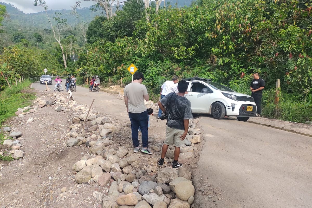 En este punto buena parte de la calzada se hundió, lo que hace más traumático el paso de automóviles. (Foto: Euclides Kilô Ardila / VANGUARDIA)