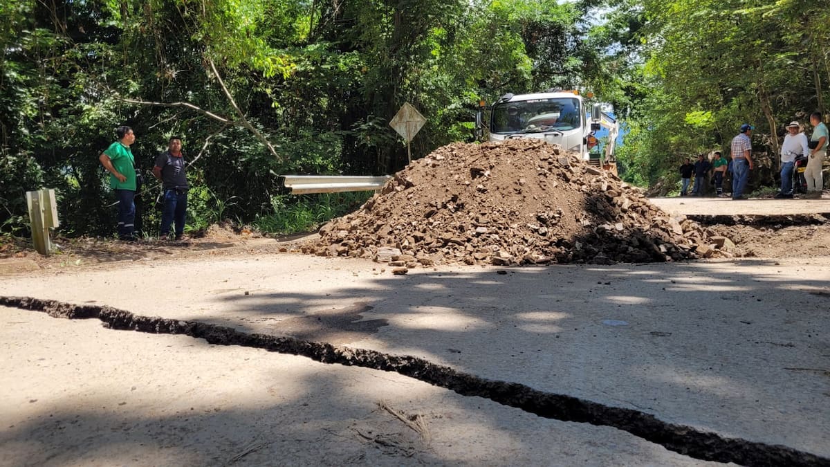 El terreno cedió y el tramo vial, en el sector de Náutica, se partió en dos. (Foto: Franz Rey / VANGUARDIA)