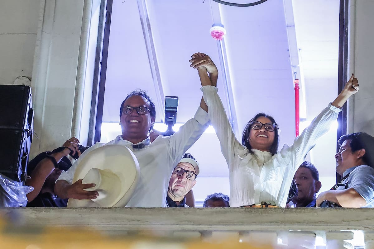 AME9628. LIMA (PERÚ), 07/06/2026.- El candidato a la Presidencia de Perú Roberto Sánchez celebra junto a su esposa, Claudia Pinazzo Vallejos, las proyecciones que ratifican un empate técnico contra Keiko Fujimori con una mínima ventaja para él en la segunda vuelta de las elecciones presidenciales este domingo, en Lima (Perú). EFE/ Aldair Mejía
