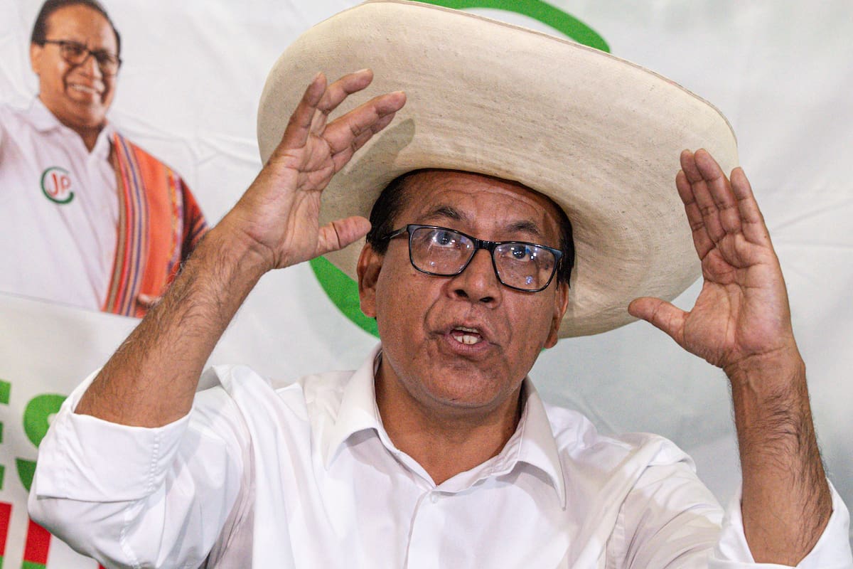 El candidato a la Presidencia por el partido de izquierda Juntos por el Perú, Roberto Sánchez, habla durante una rueda de prensa este lunes, en Lima (Perú). EFE/ John Reyes Mejia