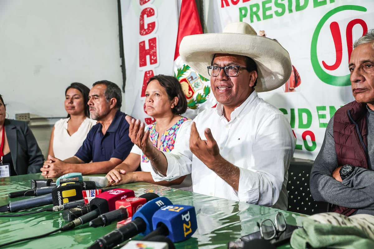 AME3010. LIMA (PERÚ), 12/04/2026.- El candidato presidencial por el partido Juntos por el Perú (JP), Roberto Sánchez (2-d), habla en una rueda de prensa este domingo, en Lima (Perú). El sondeo a boca de urna difundido por Datum, realizado a 44.596 personas con un margen de error del 3 %, señaló al término de los comicios generales al izquierdista Sánchez, con el 10 %. EFE/ Aldair Mejia