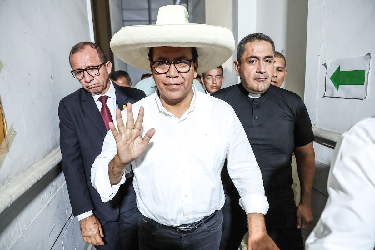 AME3006. LIMA (PERÚ), 12/04/2026.- El candidato presidencial por el partido Juntos por el Perú (JP), Roberto Sánchez (c), saluda a su llegada a una rueda de prensa este domingo, en Lima (Perú). El sondeo a boca de urna difundido por Datum, realizado a 44.596 personas con un margen de error del 3 %, señaló al término de los comicios generales al izquierdista Sánchez, con el 10 %. EFE/ Aldair Mejia