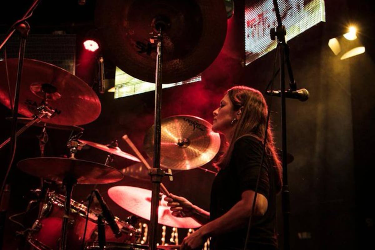 Fallece reconocida baterista del rock alternativo, Sandra Gómez, de Medellín.