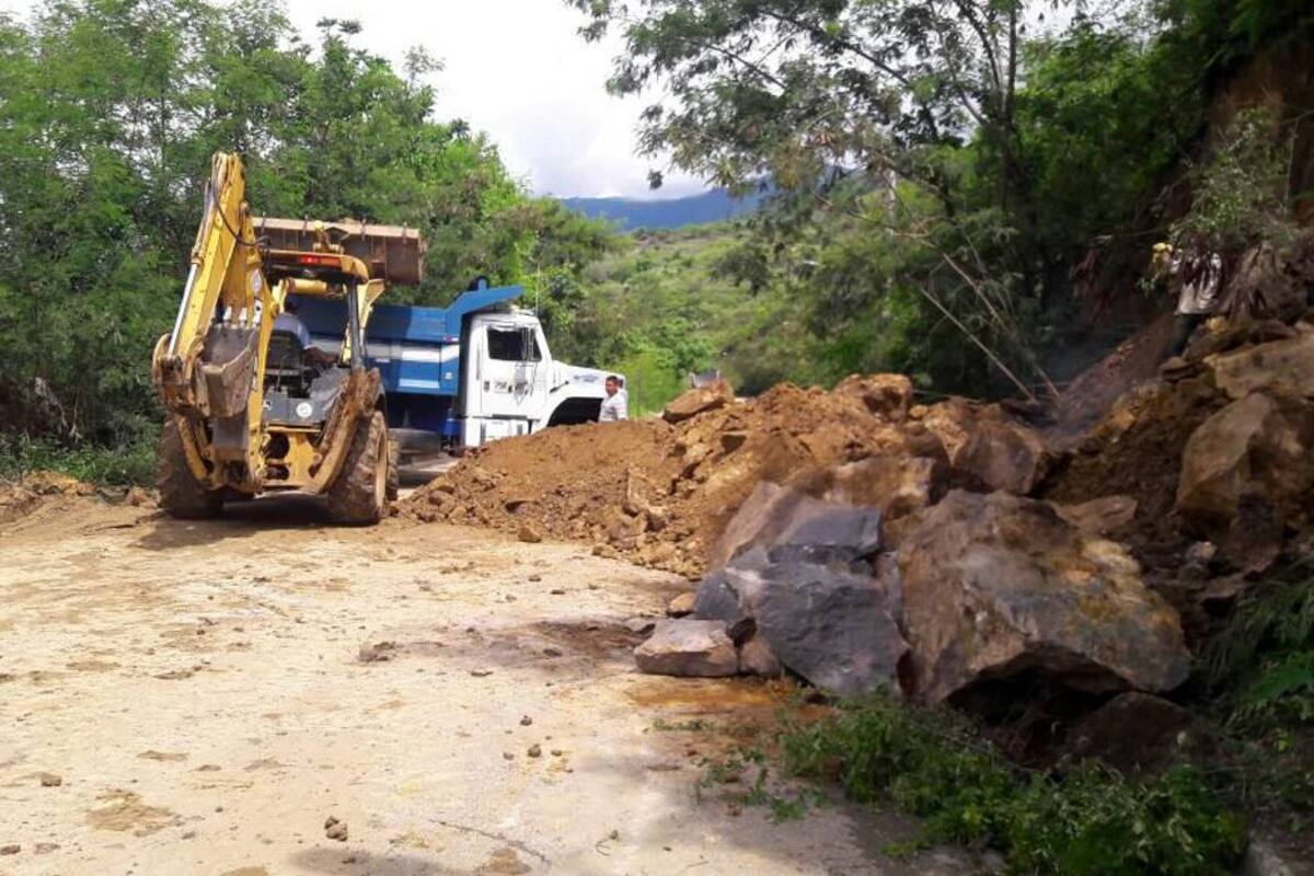 Estas fueron algunas de las labores que se realizaron durante el día de ayer en el sector conocido como Carrera Primera de San Gil, donde debido a las fuertes lluvias hay un poste de electricidad a punto de caer. (Foto: Cortesía / VANGUARDIA LIBERAL)