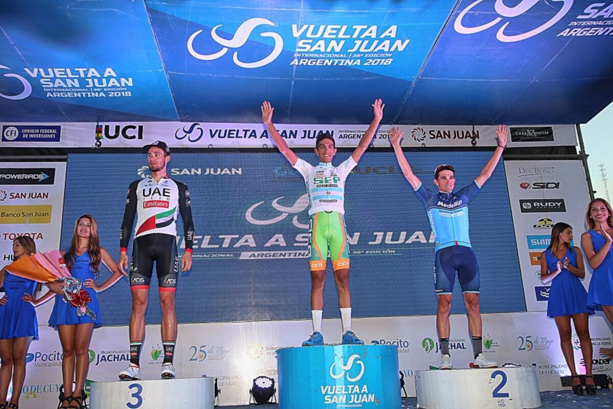 Este fue el podio de la Vuelta a San Juan 2018: campeón, el argentino Gonzalo Najar, seguido por el español Óscar Sevilla y el italiano Filippo Ganna. Sin embargo, el ganador fue despojado del título por dopaje.