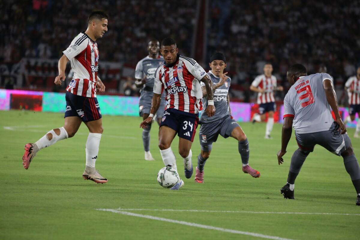 Santa Fe y Junior se enfrentan por el título de la Superliga 2026. Foto: Colprensa.