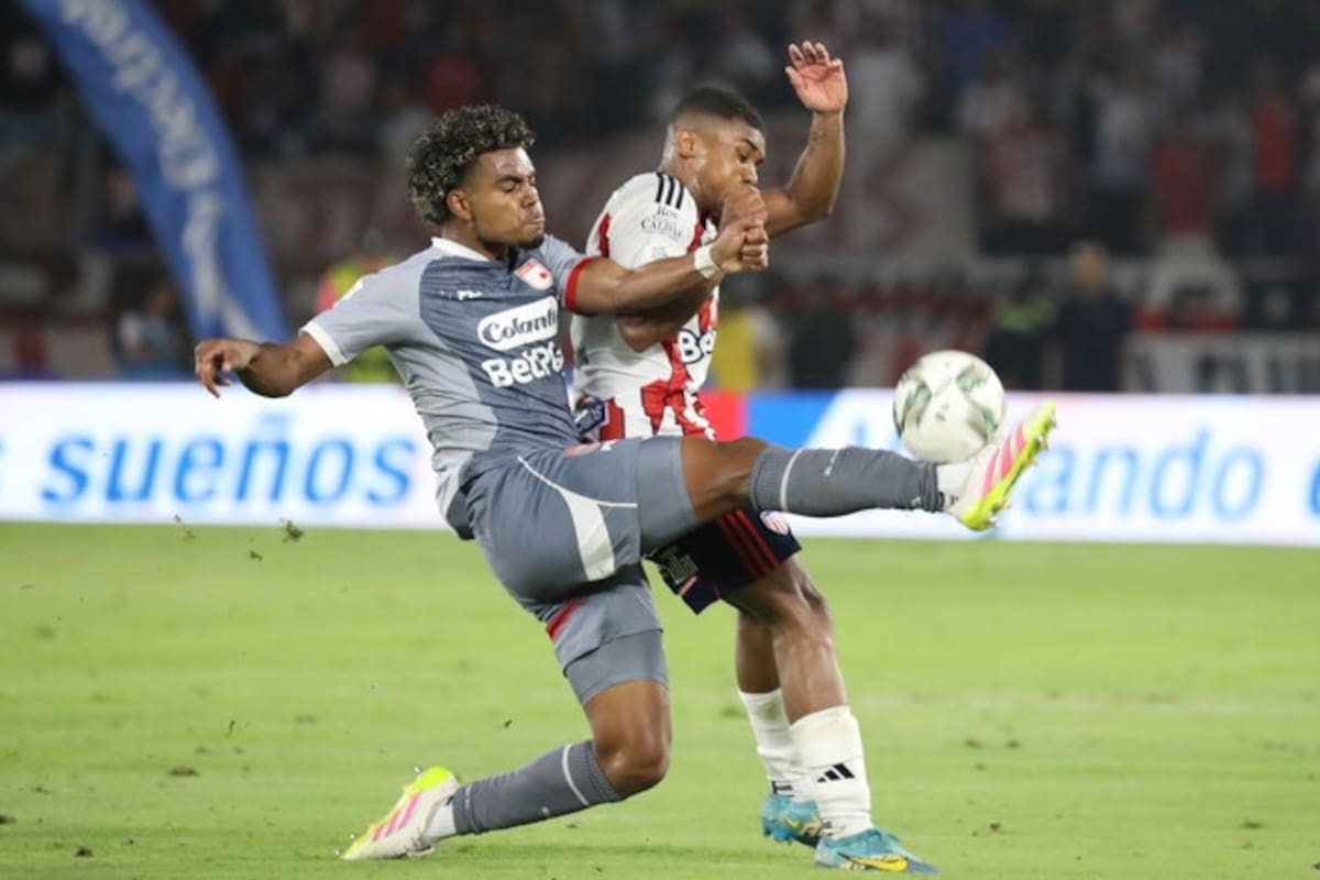 Santa Fe y Junior se enfrentan por el título de la Superliga 2026. Foto: Colprensa.