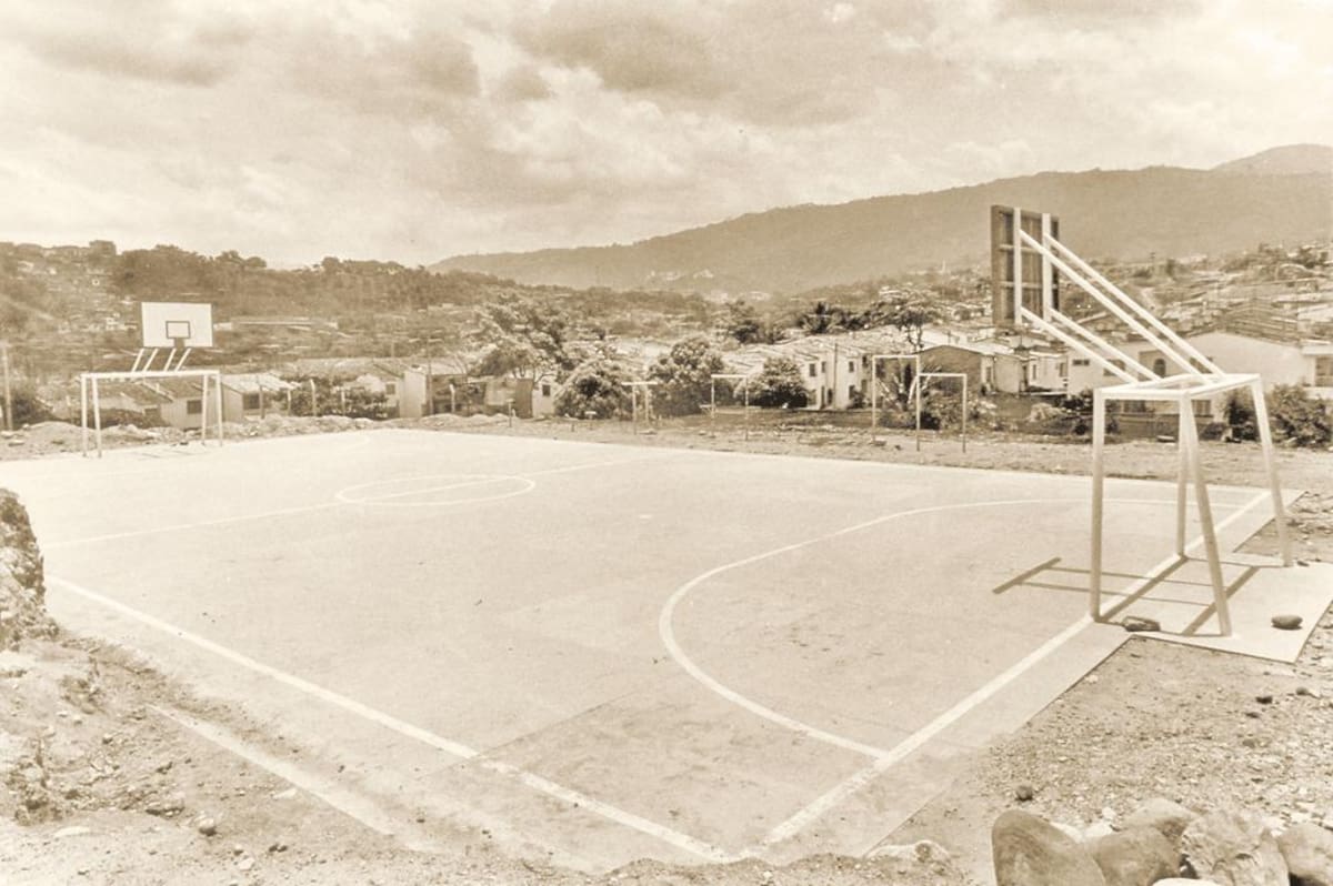 Archivo / VANGUARDIA LIBERAL <br />Esta ‘añeja’ fotografía recuerda que, desde sus inicios, el barrio San Luis les guardó un profundo respeto a las zonas verdes y a los escenarios deportivos. Este bonito sector, que cobró vida a mediados de los años 70, ha tenido profundas transformaciones. Todavía se recuerda que la rotonda que se aprecia en la foto de arriba era un trayecto obligado de una buseta de los años 80 de la empresa Oriental de Transportes.