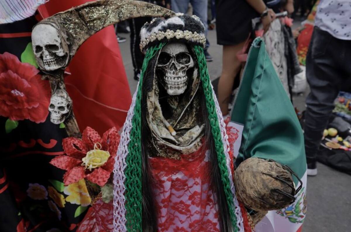 Figuras de Santa Muerte vestidas con prendas tricolores se encontraban fuera de su templo en Tepito, Ciudad de México,. Getty Images / VANGUARDIA
