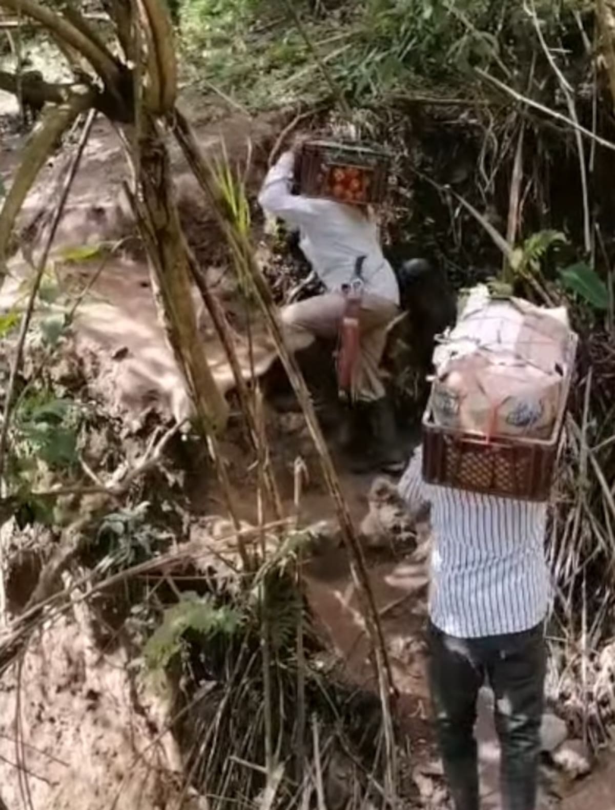El paso que utilizan las familias de Santa Rita para llegar a la vía principal presenta varios puntos deteriorados. La comunidad busca reunir recursos para construir un nuevo puente. Captura de Video: Suministrado.