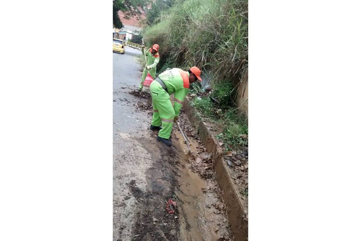 Los trabajadores de la Emaf limpiaron los canales de la vía principal del barrio Santa Helena de la Sierra con el fin de evitar su taponamiento. (Foto: Suministrada / VANGUARDIA LIBERAL)