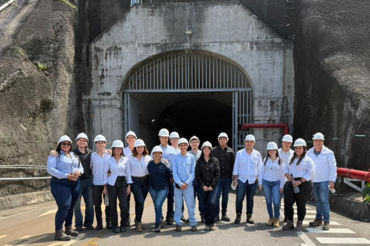 Ingeniería Civil UDES impulsa aprendizaje práctico con visita académica a la Represa Sogamoso.