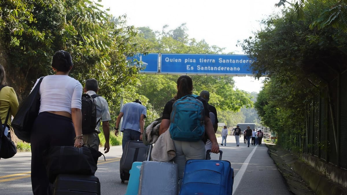 El drama de los pasajeros en medio de los bloqueos viales. (Foto: Franz Rey / VANGUARDIA)