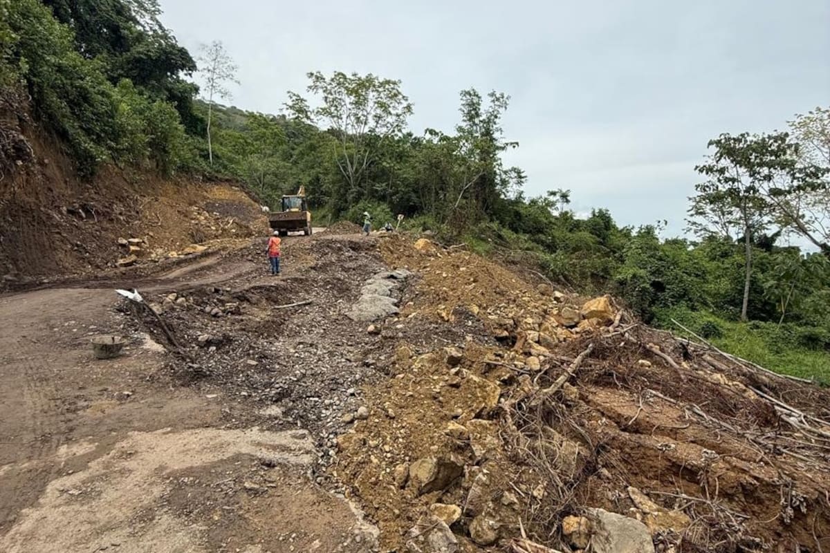 El terreno no da tregua: crece la amenaza sobre la vía San Vicente–Bucaramanga. (Foto captada por Adrián Romero / VANGUARDIA)