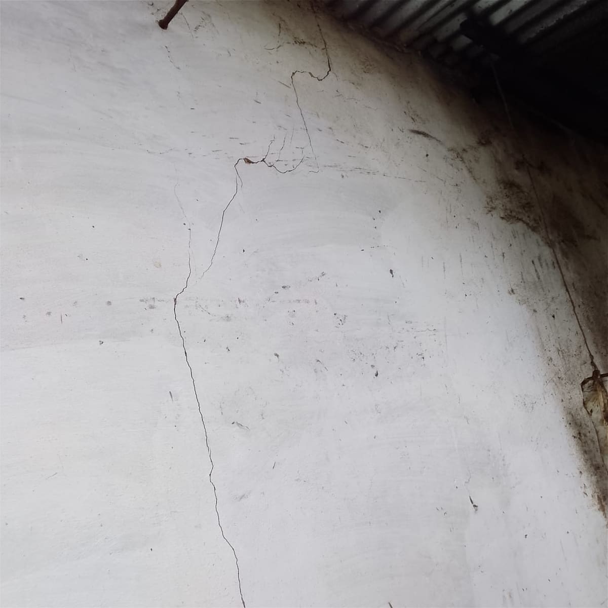 Esta vivienda, situada en la vereda Tabacal, en el municipio de Los Santos, Santander, presentó fisuras luego del sismo de magnitud 5,1 que sacudió al departamento durante la tarde de ayer, 26 de agosto.