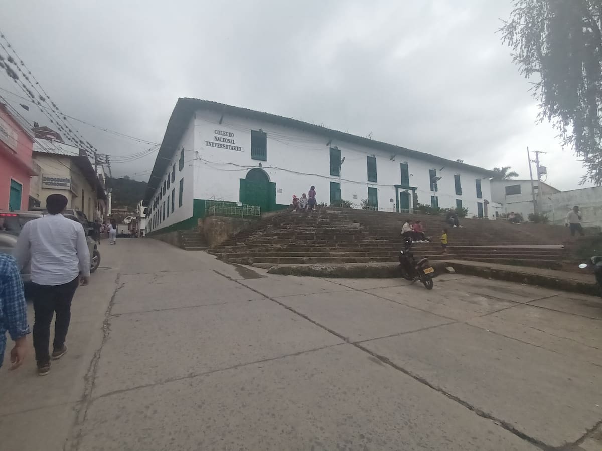 La sede principal del Colegio Nacional Universitario se encuentra en la calle 10 # 4-52, en el barrio Centro de Vélez, Santander. (Foto suministrada / VANGUARDIA)