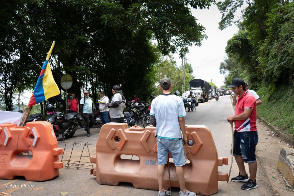 Segundo día de bloqueos viales en Santander. (Foto: Byron Pérez / VANGUARDIA)