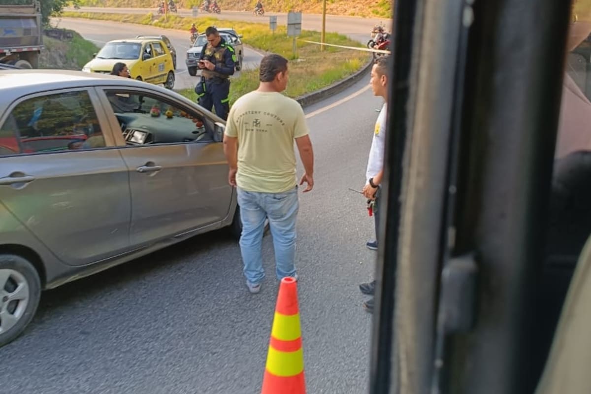 La víctima quedó sin vida al interior de un Kia Picanto tras un ataque armado.