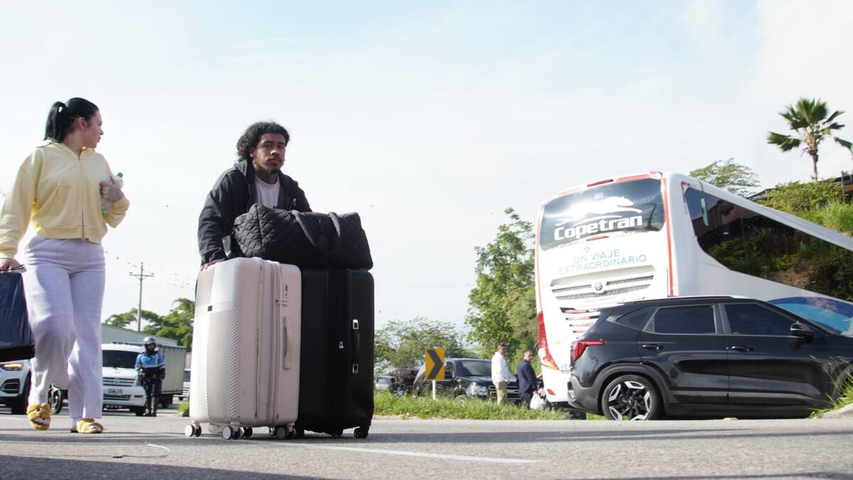 Las protestas y bloqueos viales les han generado a los viajeros graves retrasos. (Foto: Franz Rey / VANGUARDIA)
