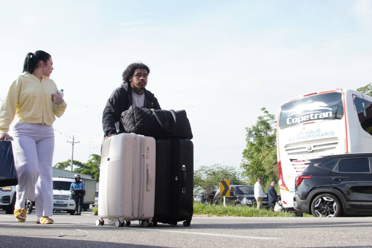 Las protestas y bloqueos viales les han generado a los viajeros graves retrasos. (Foto: Franz Rey / VANGUARDIA)