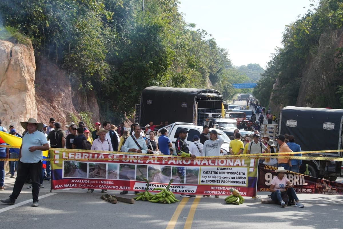 Bloqueos viales frenan la movilidad en diferentes puntos de Santander. (Franz Rey / VANGUARDIA)