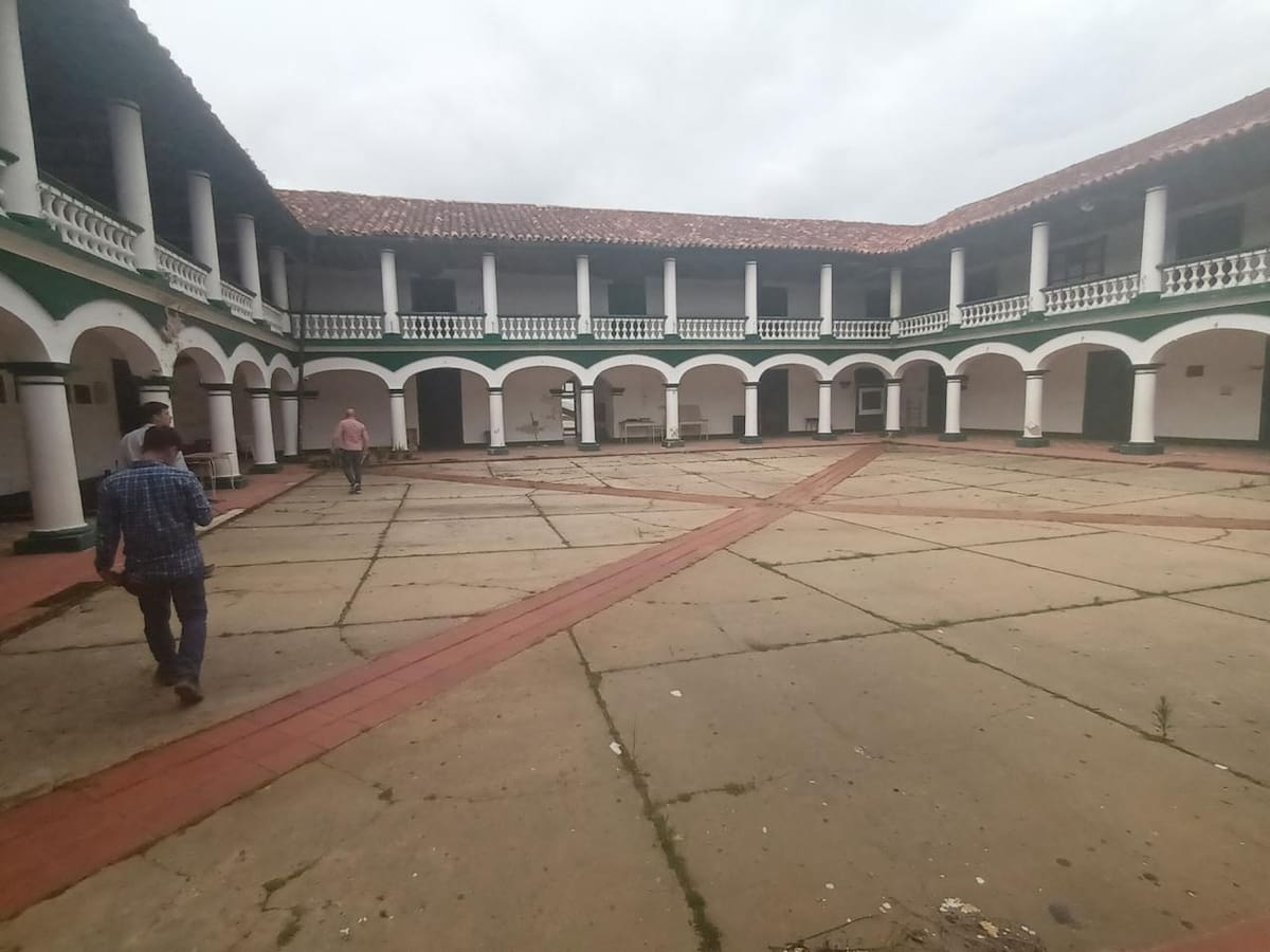 Se buscan recursos para reparar la infraestructura de varios planteles educativos de Santander.